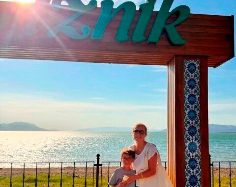 6 BURCU KARA VE OĞLU ALİ ÇINAR İZNİK TABELASI ALTINDA