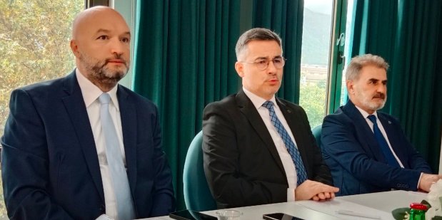 1 BURSA TEKNİK ÜNİVERSİTESİ REKTÖRÜ PROF. DR. NACİ ÇAĞLAR, YARDIMCILARIYLA BİRLİKTE ÜNİVERSİTENİ TERCİHTEN ÖNCE YAŞA PROJESİNİ AÇIKLADI