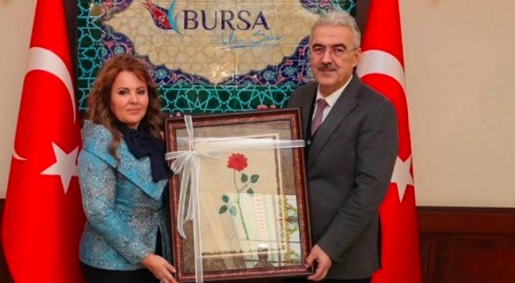 1 BURSA'DA VE TÜRKiYE'DE iLK KADIN AHi SEÇiLEN EMiNE ELMAS, BURSA VALiSi EROL AYYILDIZ