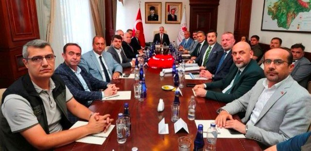 1 VALi EROL AYYILDIZ BÜYÜKŞEHiR VE 17 iLÇE BELEDiYE BAŞKANIYLA SOKAK HAYVANLARI iÇiN TOPLANTI YAPTI