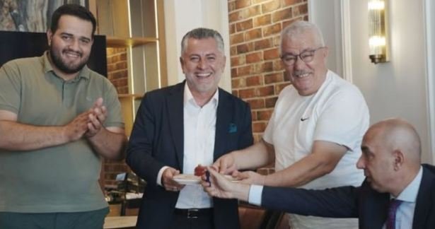 6 DEDE OLAN iRFAN AKKAYA'YA DOSTLARINDAN PASTALI KUTLAMA