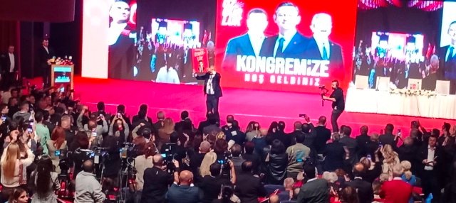 2 NİHAT YEŞİLTAŞ SAHNEYE EKREM İMAMOĞLU AFİŞİYLE ÇIKTI