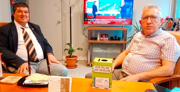 3 ENİS ÖZGÜVEN VE AKIN KARAKIZ, İŞİTME ENGELLİLER İÇİN ATIK PİL TOPLAMA KAMPANYASI